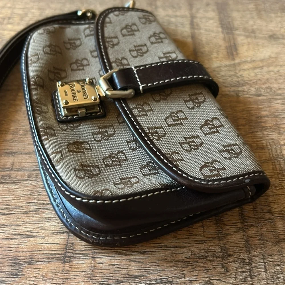 Dooney & Bourke (B18) wristlet bag